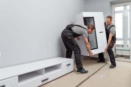 Möbel werden aufgestellt
